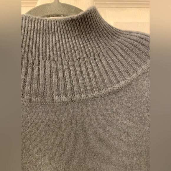 Like new dark grey CLUB MONACO 100% CASHMERE  TURTLE/MOCK NECK SWEATER - Picture 5 of 6